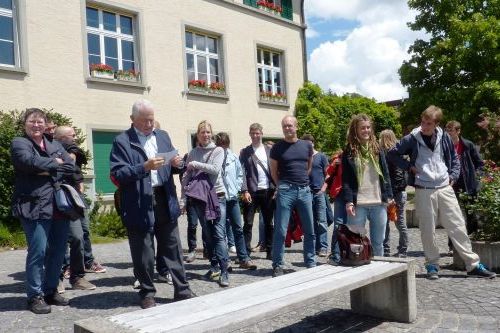 Stadtteilrundgang mit Doris Coray (links) und Werner Müller (vorn)